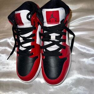 Jordan 1 Chicago Mid Black and red